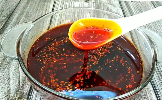 在家做辣椒油，不要直接泼热油，多做这一步，又香又辣，吃着过瘾