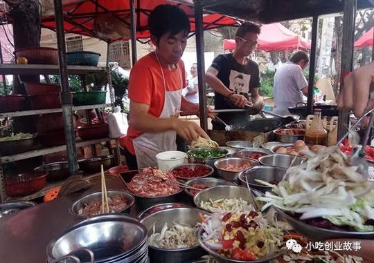 35岁昆明公务员改行卖炒饭,生意火爆,累到腿软!