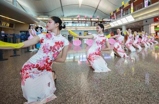绚丽啦啦操魅惑旗袍秀搞笑葫芦娃俊男美女快闪大闹机场