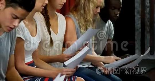演员们正在讨论他们的剧本短视频