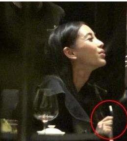 朱珠国外留学派对抽烟表情照片