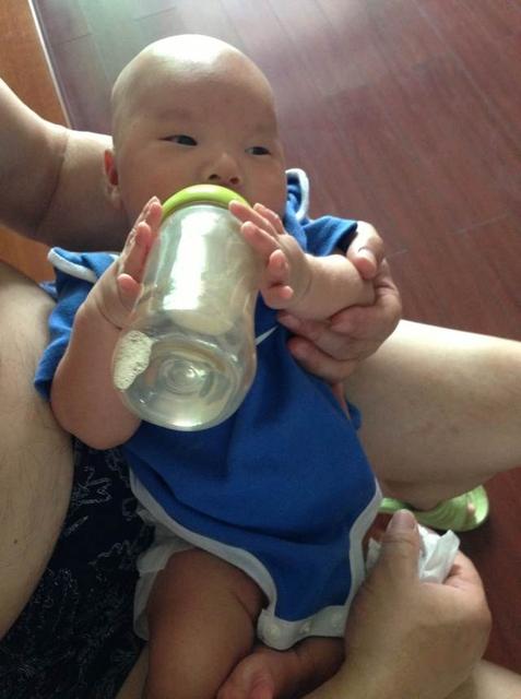 宝宝多大能自己拿着奶瓶喝奶