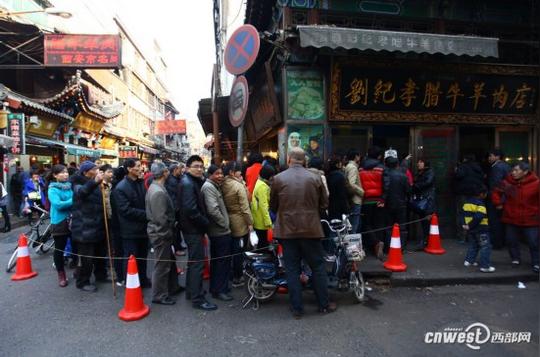 昨天(2月13日)下午,记者在西安回民街发现,每家腊牛肉店的生意都