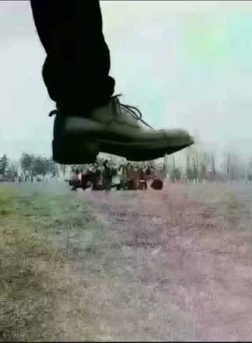 踩一踩我踩一下踩你脚表情包