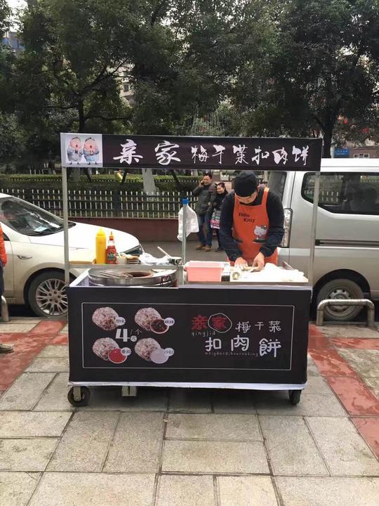 90后小青年从街头小混混秒变当老板创业卖扣肉饼