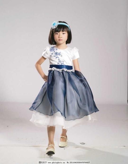 童装漂亮可爱的小孩儿童人物童装素材褐色裙子儿童幼儿摄影
