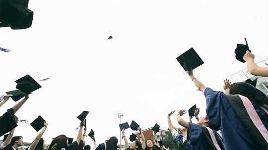 高校毕业典礼大学毕业生抛学士帽实拍视频素材
