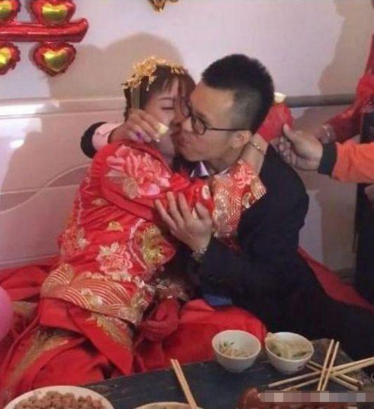 婚礼上新郎一脸嫌弃,当新娘转过脸后不淡定了,网友:家里有矿