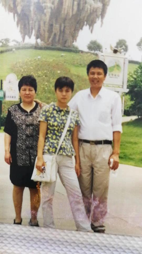 王蕾和妹妹终于开始懂得父母的创业艰辛,两姐妹甚至早早作好了"接班"