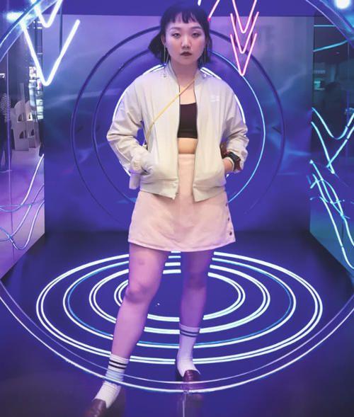 下图|辣目洋子可以说身材颜值一样不沾边，但穿搭风格总有亮点!