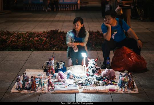 在公园里摆摊的小两口,不知道闹了什么别扭(或者仅仅是没有生意),姑娘
