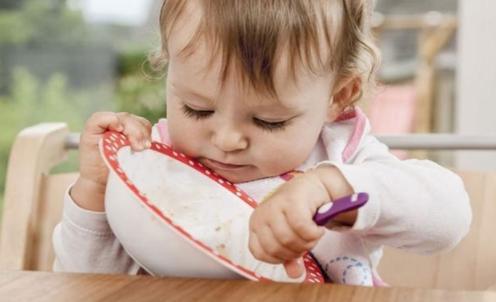 三岁宝宝不愿自己动手吃饭怎么办