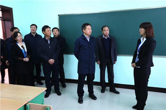 鹤岗市委书记深入关工委调查研究进行现场办公
