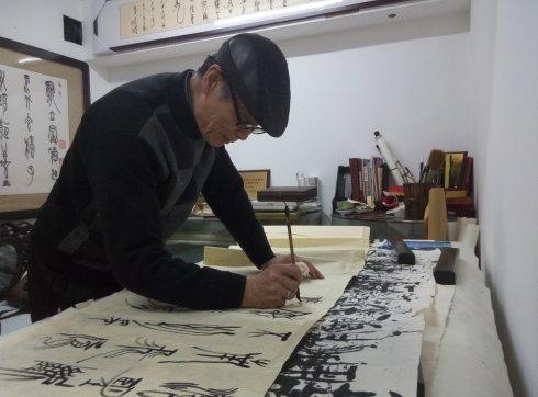 下列哪个成语是形容文章广受欢迎的铁画银钩洛阳纸贵