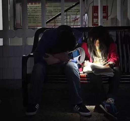 长沙街头有个边擦皮鞋边自学的女孩你有没有注意到