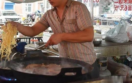 大哥摆路边摊卖"特效面",炒面时火焰有1米,怪不得受顾客欢迎