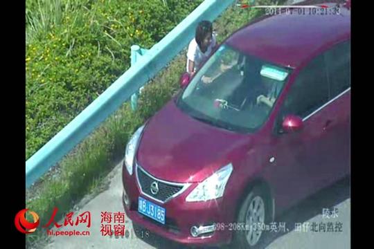 实拍海南高速路骗局美女开豪车借钱加油[视频
