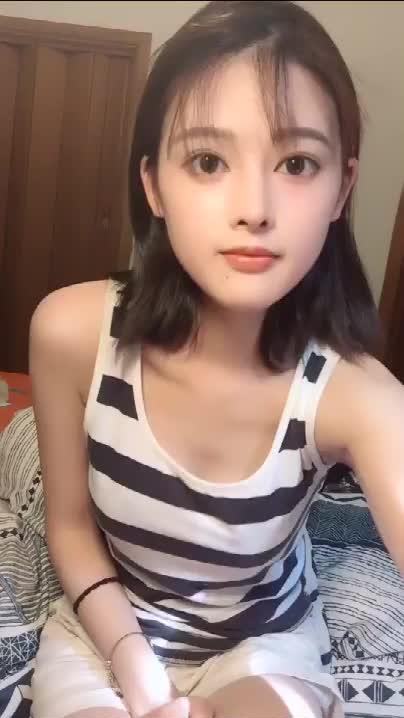 【抖音】刷着视频看到了她，总感觉她有点不开心