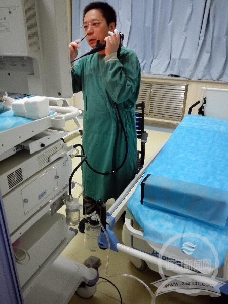为了体验患者这项检查有多痛内镜医生给自己做胃镜三