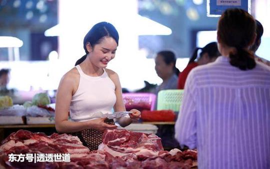 90后女孩摆摊卖肉成市场最年轻女老板,生意太火爆至今