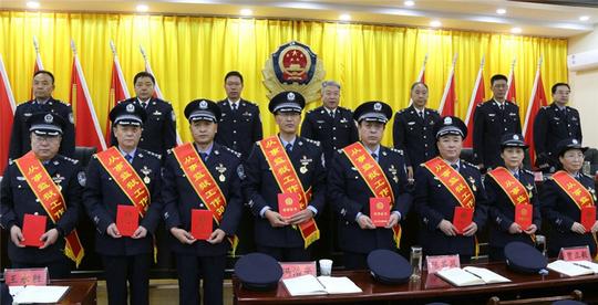 白银监狱举行颁发从事监狱工作30年荣誉证书证章纪念仪式2.jpg