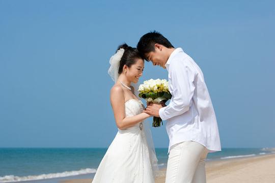 海滩浪漫婚纱情侣