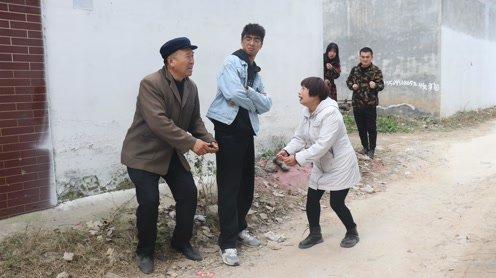小两口创业失败欠一屁股债，养父母四处借钱，谁知儿子竟是董事长