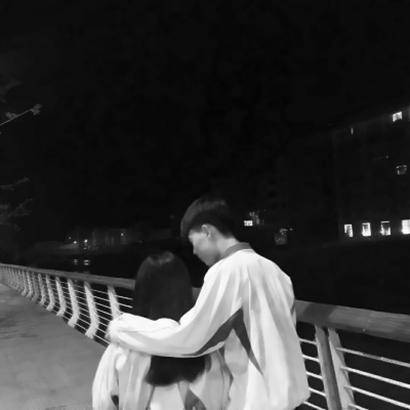 情侣头像黑白背影双人