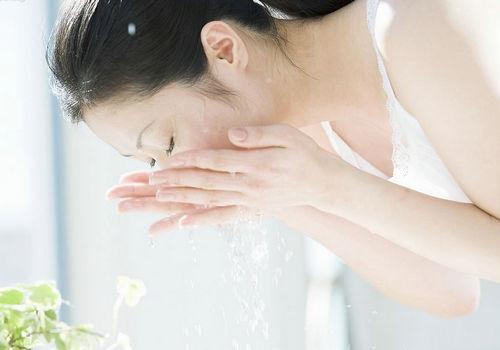 10个错误洗脸法越洗越“毁容”