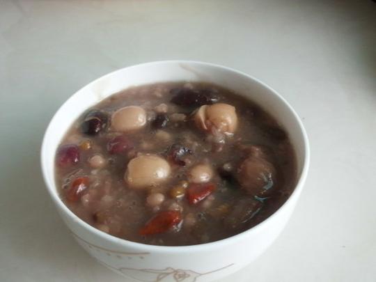 昨天在超市买了红豆,绿豆,黑豆,花生,薏米,莲子,红枣,百合,冰糖,再加