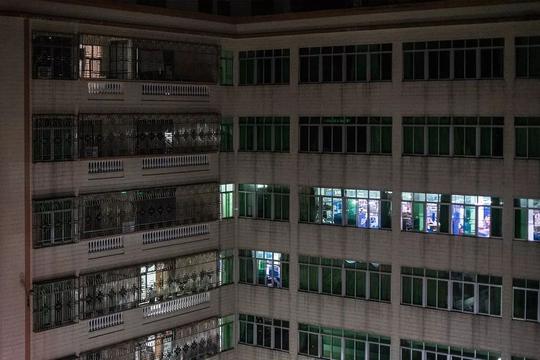 初三毕业就离开学校,刚开始做五金,电子配件买卖,后来决定转行到内衣