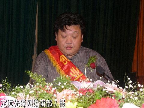 图为:下岗失业人员创业代表许从武作典型发言