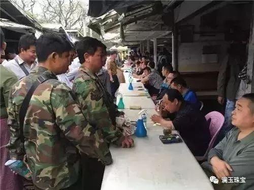 缅甸的土豪怎么都在路边做生意的