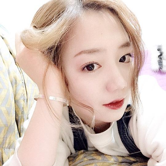 图片素材潮流时尚→可爱女图看似温柔