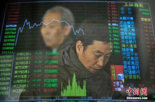 06点,跌157.98点,跌1.36%;创业板报2416.73点,跌74.52点,跌2.99%.