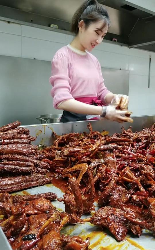 24岁美女创业鸭脖猪蹄常年在厨房忙碌表示没时间谈恋爱