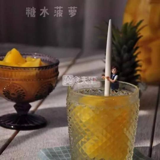 2,用刀切去外皮,再切小块～(可以买削好皮的菠萝,自己削有点麻烦)3