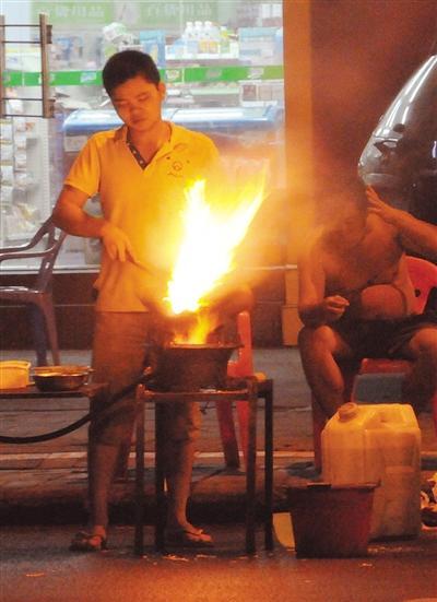 路边夜宵摊生意红火扰民食客酒后随地大小便