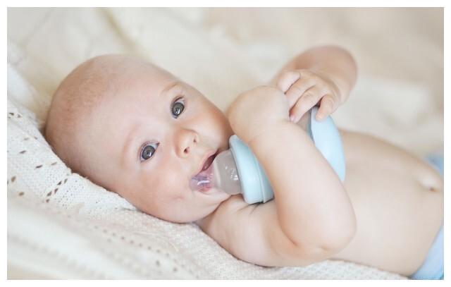 纯母乳喂养的宝宝需要额外喂水吗