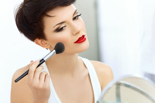 图片素材女性女人照镜子化妆的美女