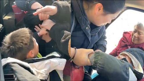 宝宝为什么喜欢抓妈妈头发睡觉