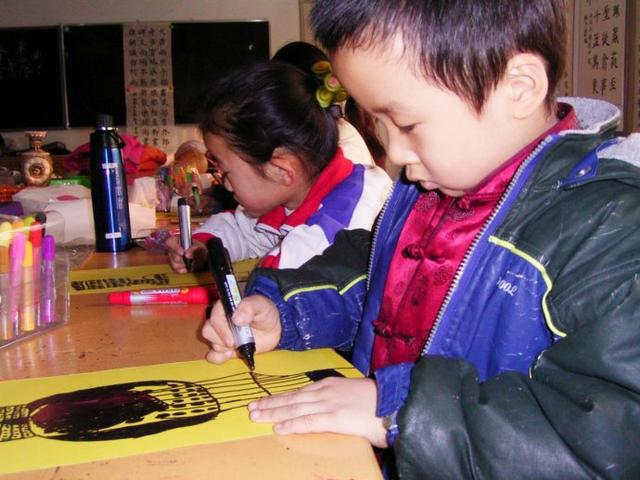 家长跟孩子一起画画能有什么好处