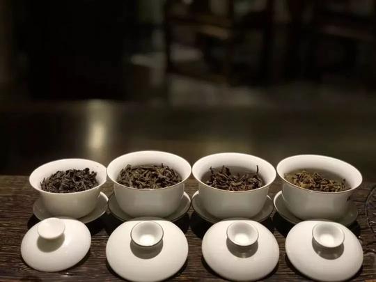 待茶煮好后,依次斟满,慢慢品尝,茶续上一杯又一杯,这生意就谈成了.
