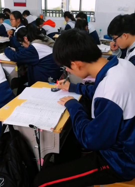 初中生中“抖音毒”，上课时敢这样戏弄老师，老师的举动让人称赞