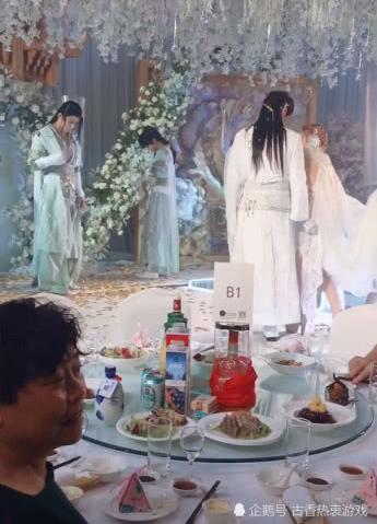 玄幻风婚礼抖音大火,看到新郎身后时,网友:邓伦又来当