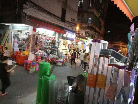 说起大学周边最"适合"创业的小生意,那些日用品店也是其中之一,因为