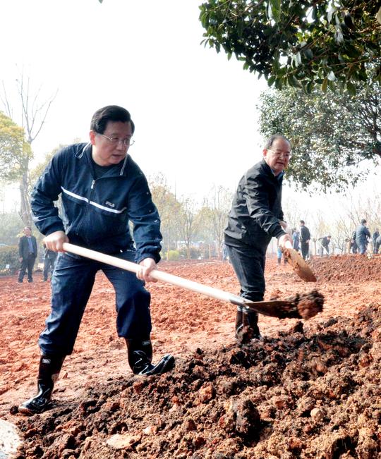 强卫鹿心社参加义务植树活动(图)