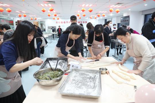 工行合肥分行机关举行“庆三八”女员工包饺子比赛