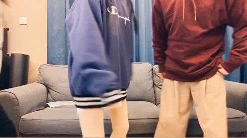 听说现在跷二郎腿可以一秒变装?