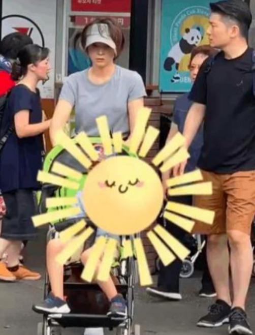 40岁央视主持人张蕾事业巅峰嫁大20岁的富商，婚后被宠成小女孩